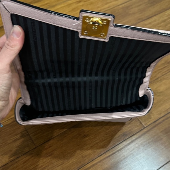 Victoria's Secret Blush Quilted Crossbody Bag with mirror - Picture 7 of 9